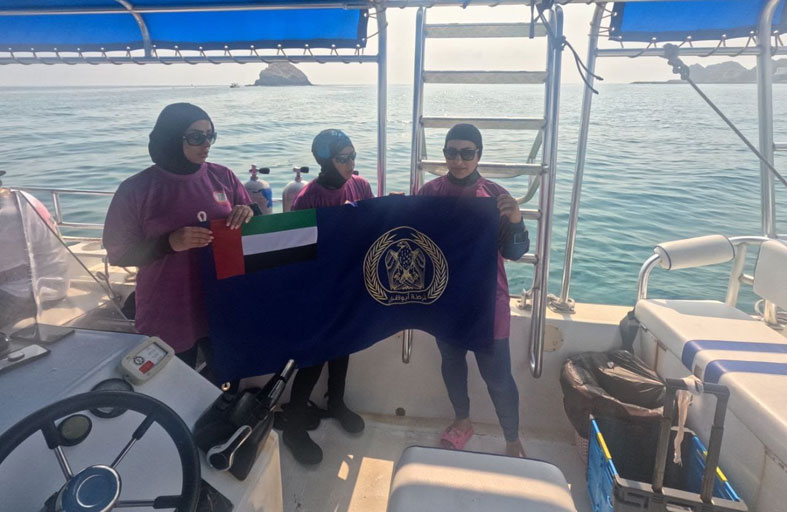 غواصات «شرطة أبوظبي» يشاركن في تعزيز الاستدامة البيئية  