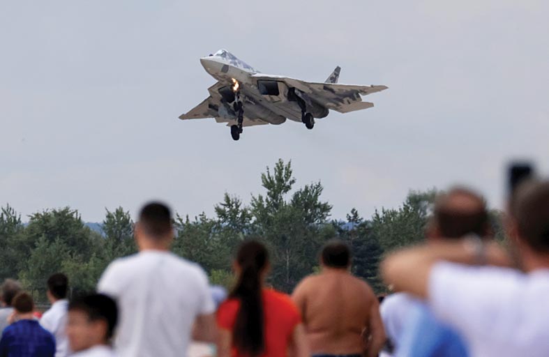 كييف تعلن قصف المقاتلة الروسية سو- 57 في قاعدة جوية