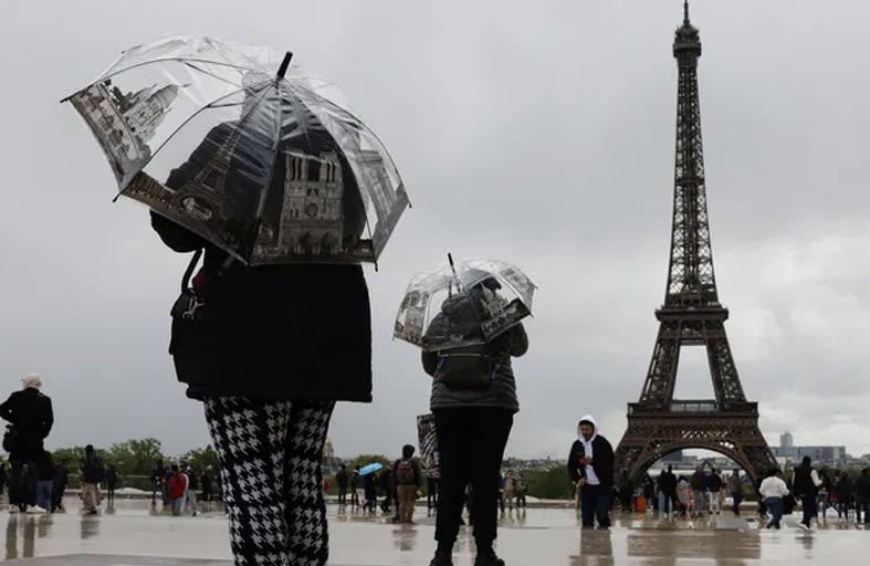 رئيس بلدية في فرنسا يصدر أمراً لوقف المطر!