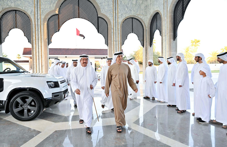 منصور بن زايد يحضر مأدبة إفطار سلطان بن حمدان