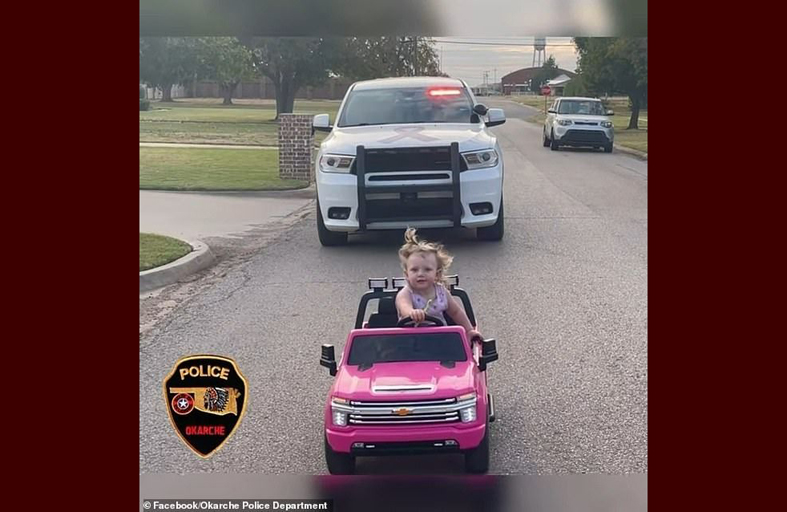 الشرطة توقف طفلة عمرها سنتان أثناء قيادة سيارة