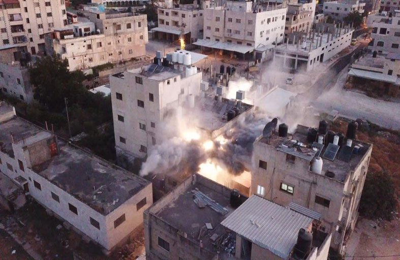 الجيش الإسرائيلي يهدم منزل فلسطيني متهم بقتل إسرائيلييَن