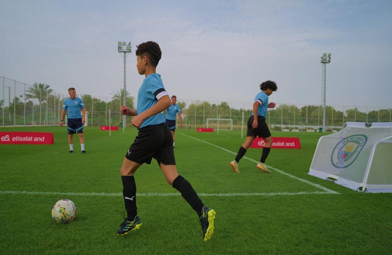 & ومانشستر سيتي ينظمان مفاجأة من العمر للاعبين الناشئين في برنامج اللاعب الموهوب
