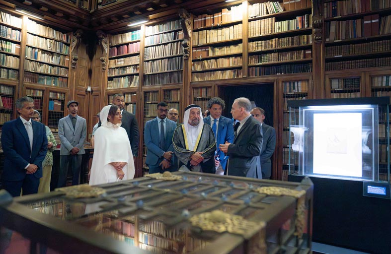 حاكم الشارقة يزور مكتبة الأمبروزيانا الإيطالية في ميلانو ويطلع على أبرز المخطوطات التي تضمها