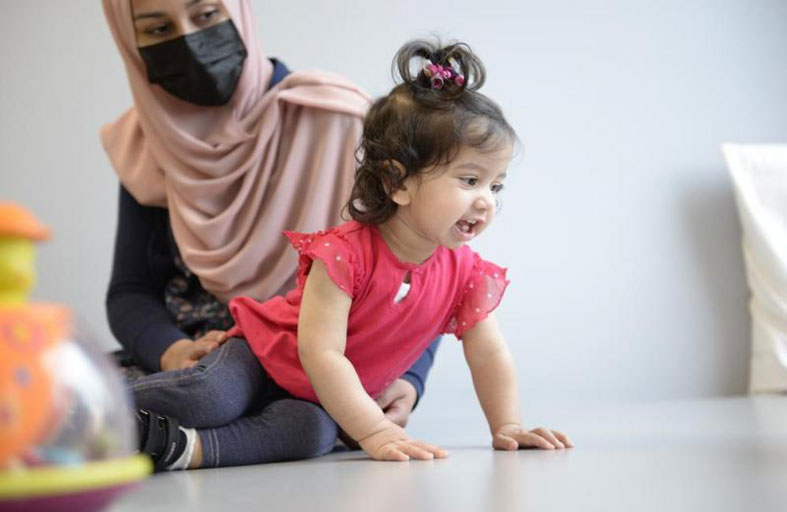 تعالج من مرض وراثي داخل رحم والدتها