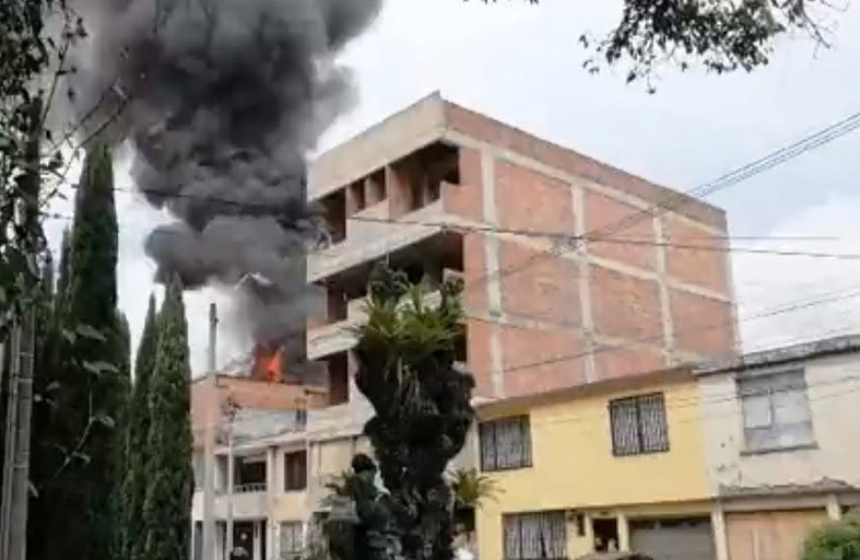 سقوط طائرة صغيرة على منطقة سكنية 