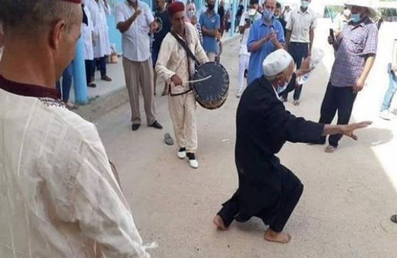 مسن يرقص فرحا بعد تلقيه اللقاح 