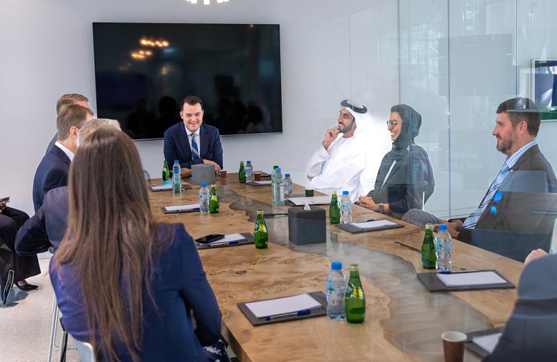 نورة الكعبي تلتقي وفداً من الكونجرس الأمريكي لمناقشة سبل التعاون الثقافي وسياسات الشباب 