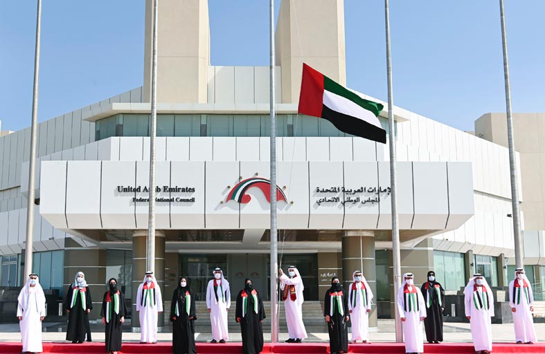 صقر غباش يرفع العلم على سارية مقر المجلس الوطني الاتحادي في أبوظبي