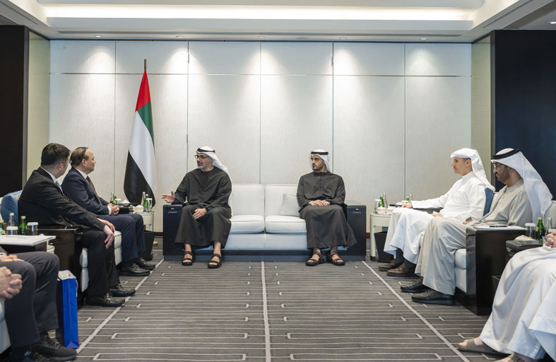 ولي عهد أبوظبي يلتقي رؤساء مجالس إدارة كبرى الشركات الصينية 