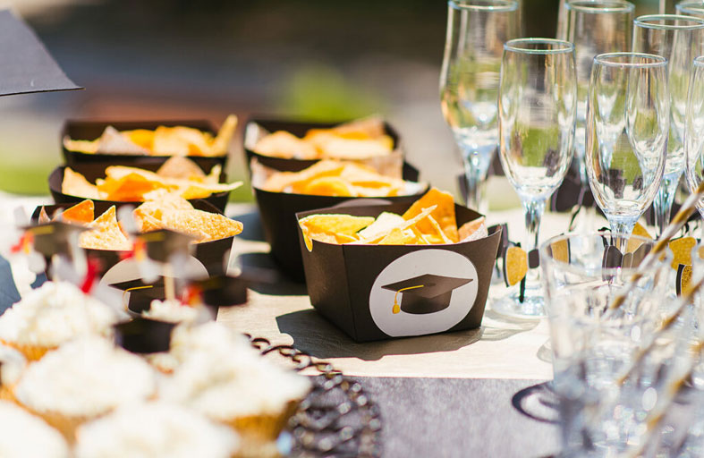 حفل نجاح طالبتين يتحول إلى كارثة تسمم