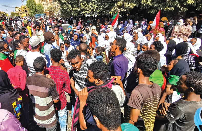 شوارع السودان تعج بآلاف المحتجين وسط قنابل الغاز 