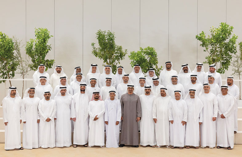 رئيس الدولة يلتقي عدداً من زملاء الدراسة وعائلاتهم 