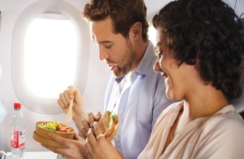 خبيرة تغذية تنصح بعدم تناول بعض الأطعمة على متن الطائرة