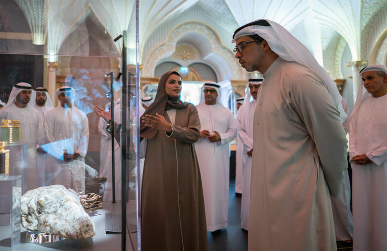 منصور بن زايد يفتتح معرض «إماراتُ الدُّرِ والطيب: إرثٌ متأصلٌ ومستقبلٌ متجدّد» في قصر الوطن احتفاءً بعبق التاريخ الإماراتي وأصالة مفرداته 