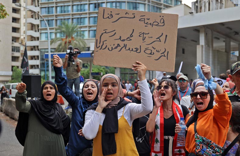 بين مؤيد ومعارض.. اقتحام بنوك لبنان يقسم الشارع