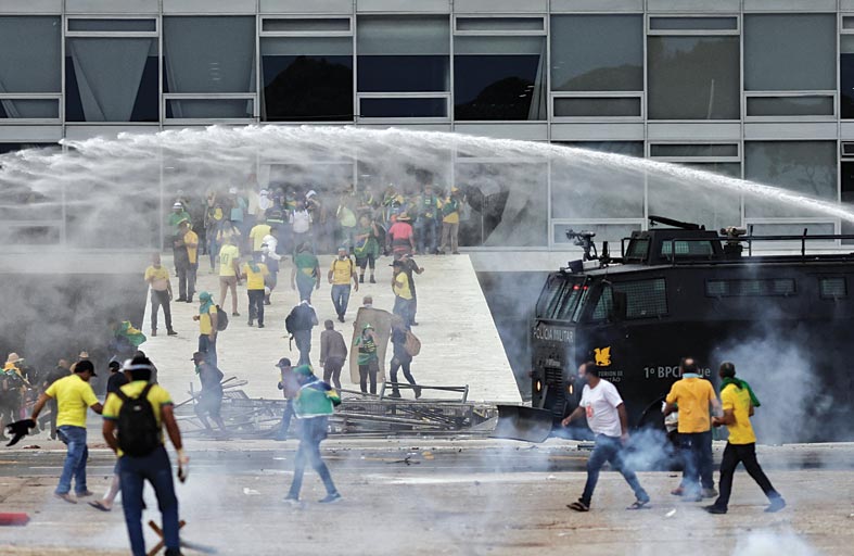 البرازيل تبدأ التحقيق في أسوأ أعمال شغب من 40 عاماً