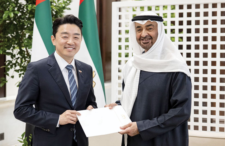 رئيس الدولة يتسلم رسالة خطية من الرئيس الكوري خلال استقباله المبعوث الخاص