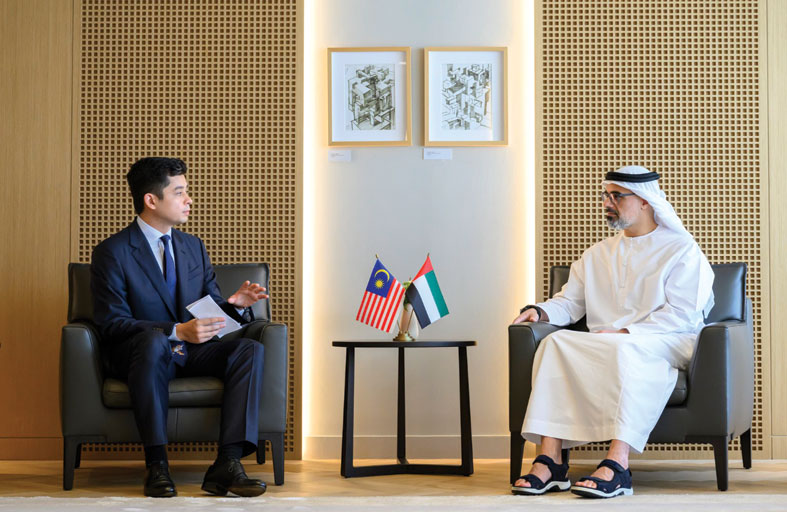 خالد بن محمد بن زايد يستقبل وصي عرش ولاية باهانج الماليزية