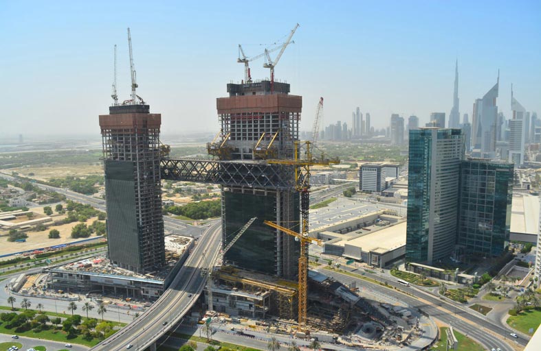 إثراء دبي تنجز عملية رفع مبنى ذا لينك إلى موقعه النهائي