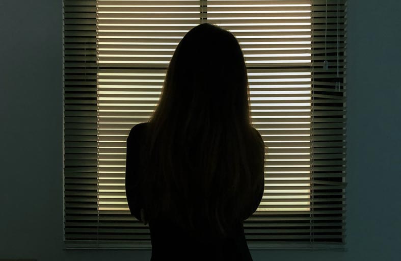 قصة فتاة تهز بريطانيا: الشرطة تسببت باغتصابي 15 مرة