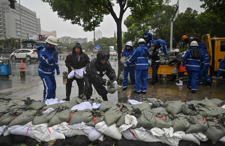 إعصار يجتاح شرق الصين بعد فيضانات عارمة