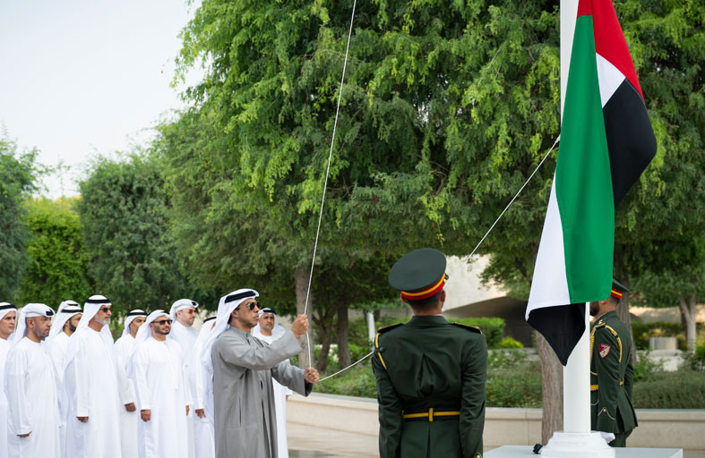 منصور بن زايد يرفع علم الإمارات على سارية صرح زايد المؤسس بمناسبة يوم العلم 