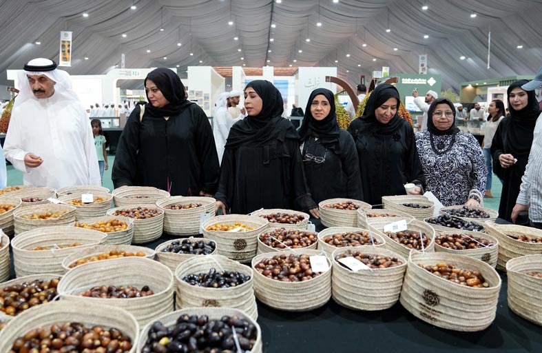 وفد من جمعية الصحفيين الإماراتية يزور مهرجان ليوا للرطب بدورته الـ20 