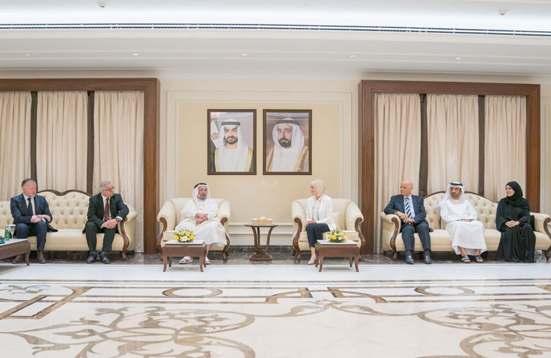 حاكم الشارقة يلتقي وفد جامعة إكستر البريطانية