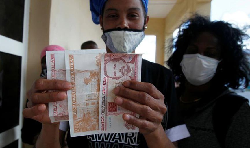 الكوبيون قلقون مع بدء تطبيق إصلاحات مالية في العام الجديد 