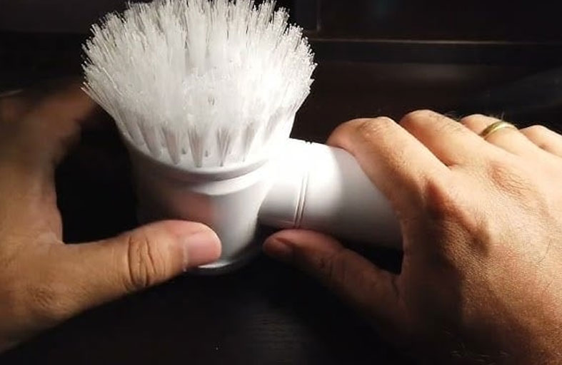 فرشة تنظيف سحرية تتسبب في صلع طفلة