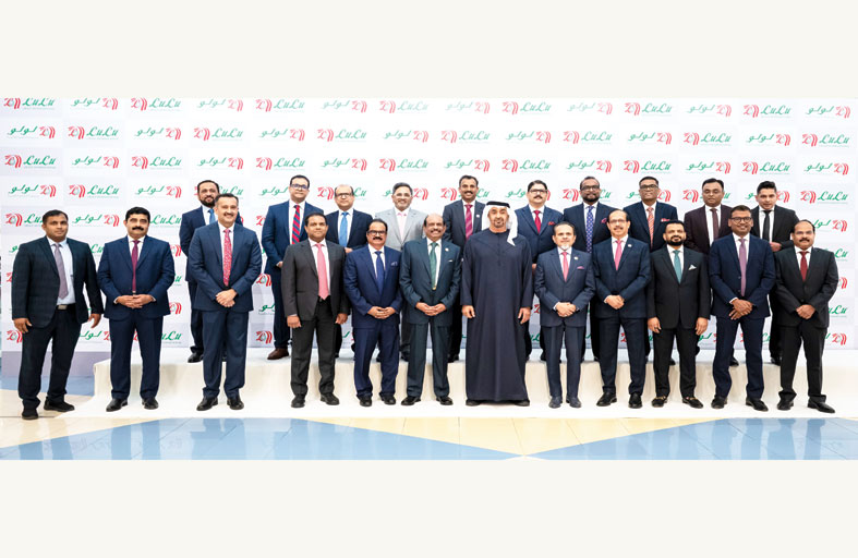 رئيس الدولة يلتقي يوسف علي وعدداً من العاملين في مجموعة اللولو 