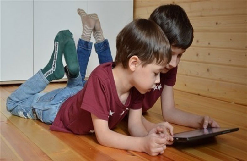 وقت الشاشة يقلل مهارات الطفل اللغوية
