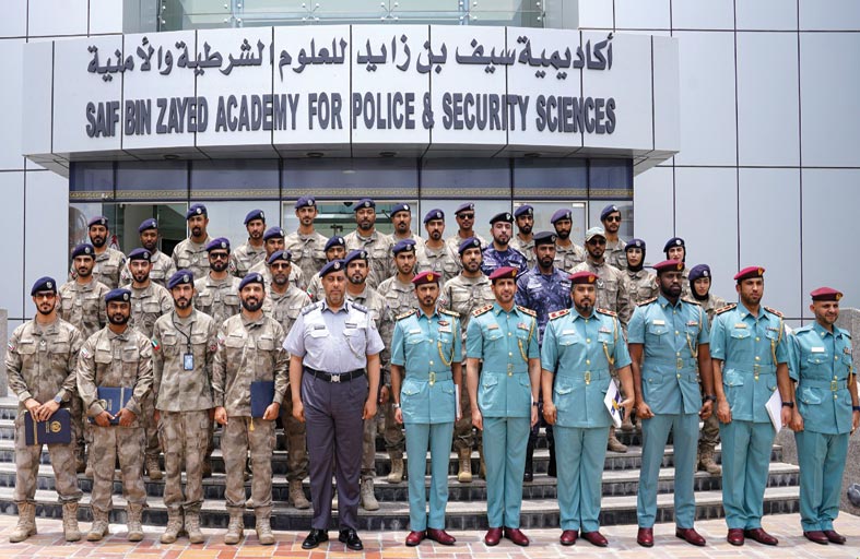 شرطة أبوظبي تكرم مدربي الدوريات الأمنية بالتعاون مع كلية الشرطة
