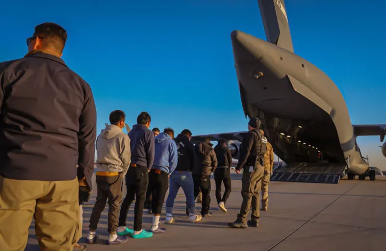 خطة أمريكية لامتلاك أسطول جوي خاص لترحيل المهاجرين