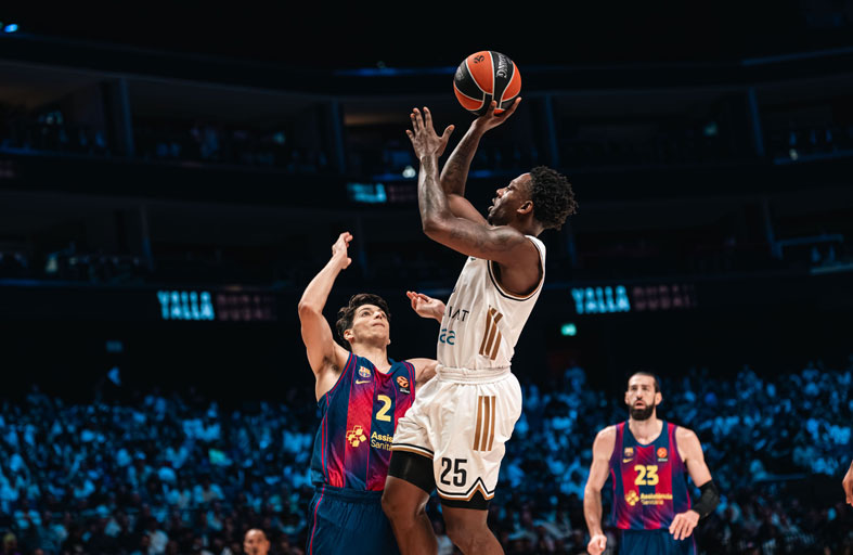 «دبي لكرة السلة» يصعد إلى المركز الثامن في «اليوروليج» بعد فوزه التاريخي على برشلونة