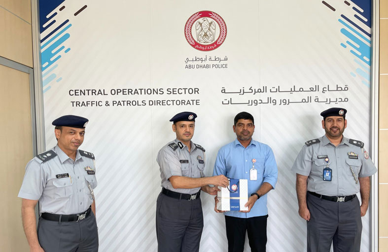 شرطة أبوظبي تنفذ مبادرات للعمال احتفاءً بـ«يوم العمل الإنساني»