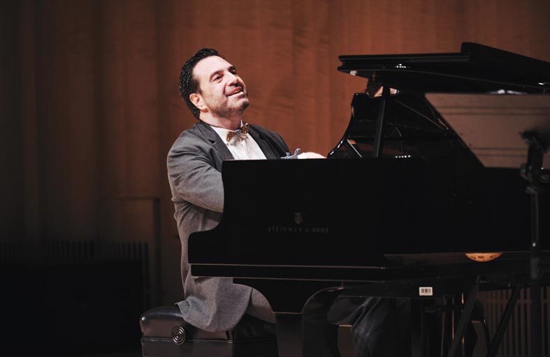جامعة نيويورك أبوظبي تقدم مقطوعة موسيقية على البيانو مع العازف أيوانيس بوتاموسيس
