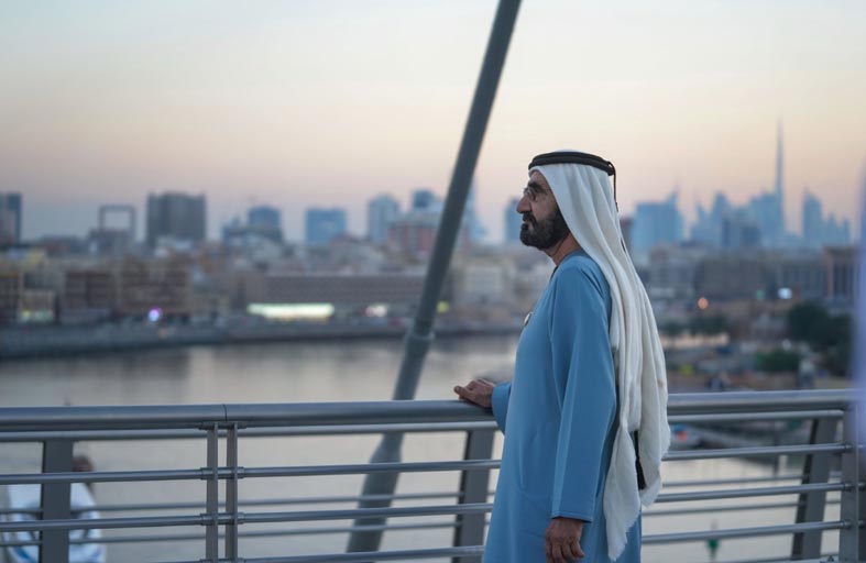 محمد بن راشد يتفقّد جسر 