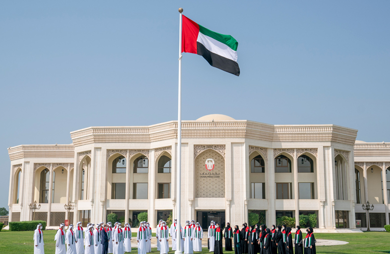 ذياب بن محمد بن زايد يرفع علم الدولة في ديوان ولي عهد أبوظبي
