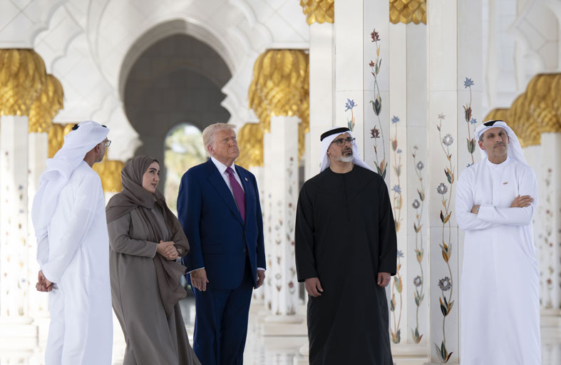 يرافقه ولي عهد أبوظبي.. الرئيس الأمريكي يزور جامع الشيخ زايد الكبير في أبوظبي 