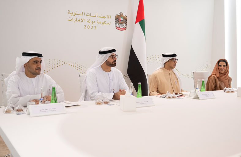 منصور بن زايد يجتمع مع أمناء المجالس التنفيذية لتنسيق الجهود الحكومية على المستويين الاتحادي والمحلي لتحقيق المستهدفات الوطنية