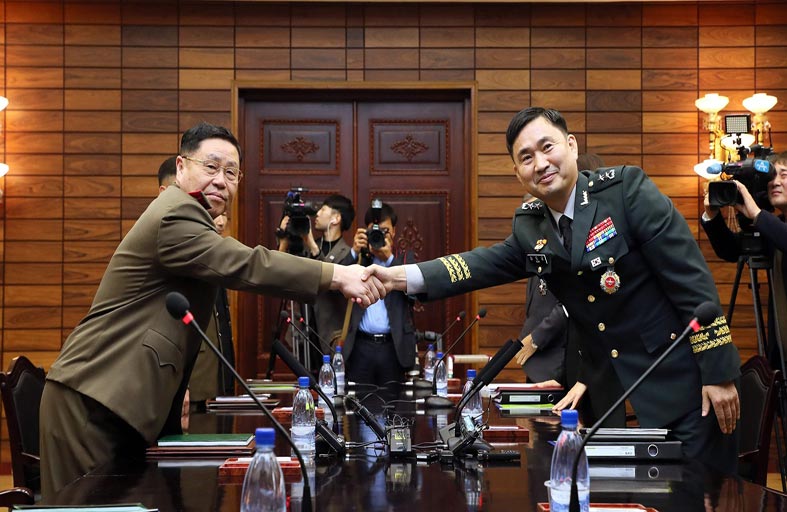 الكوريتان  تعيدان تشغيل خط الاتصال الساخن 