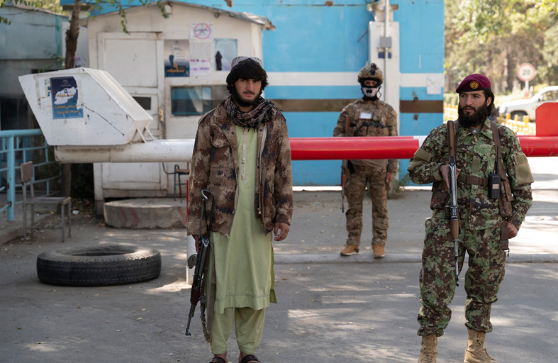 طالبان تحتجز ثلاثة بريطانيين في أفغانستان 