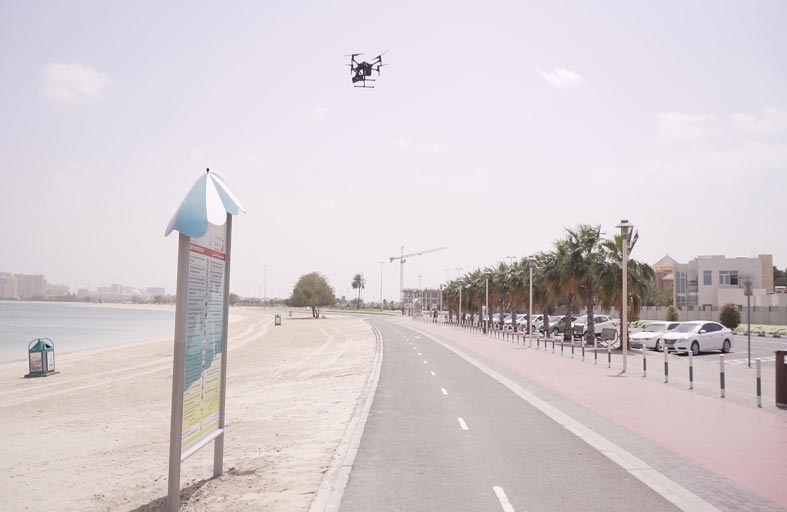 شرطة دبي تُسير «الطائرات دون طيار» للتحقق من تطبيق قرار الإغلاق المؤقت للشواطئ العامة