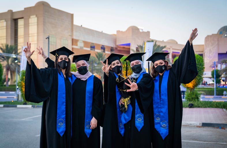 جامعة عجمان تختتم احتفالاتها بتخريج 750 من طلبة دفعة 2021 
