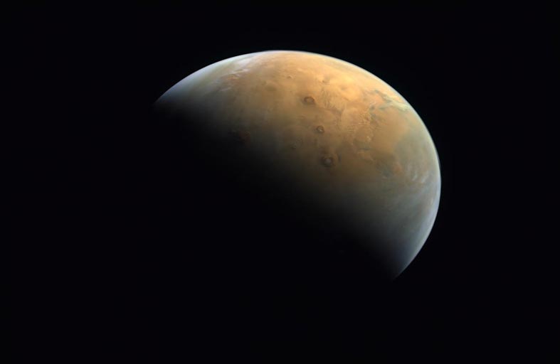 الإمارات تستقبل أول صورة لكوكب المريخ من مسبار الأمل 