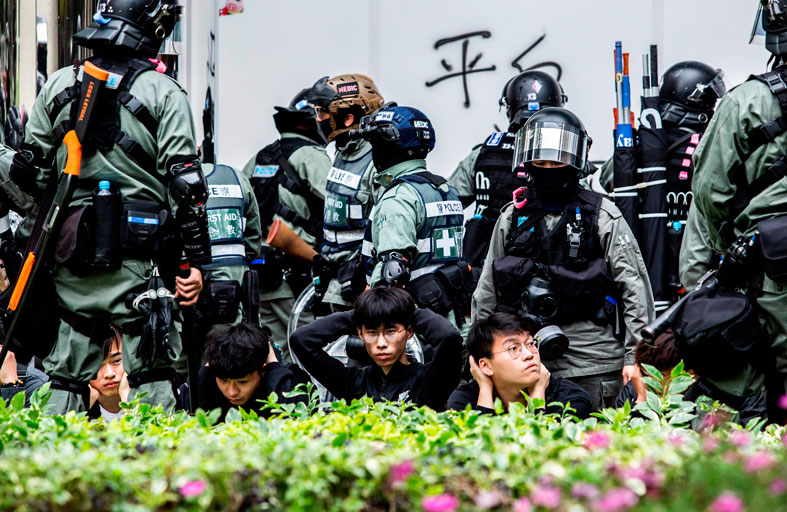 اعتقال عشرات المحتجين في هونج كونج 