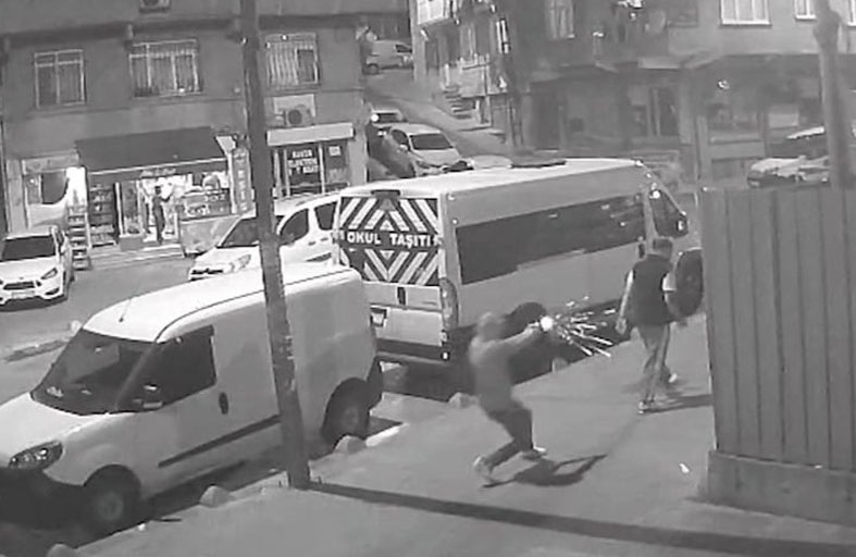 يتتبع ضحيته ويطلق عليه وابلاً من الرصاص