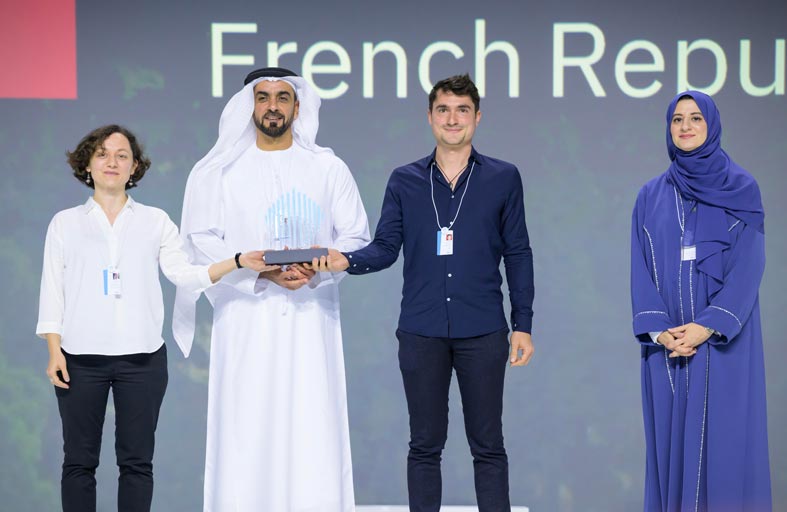 سيف بن زايد يكرم مشروع الحكومة الفرنسية «أوبن فيسكا» الفائز بجائزة ابتكارات الحكومات الخلاقة 